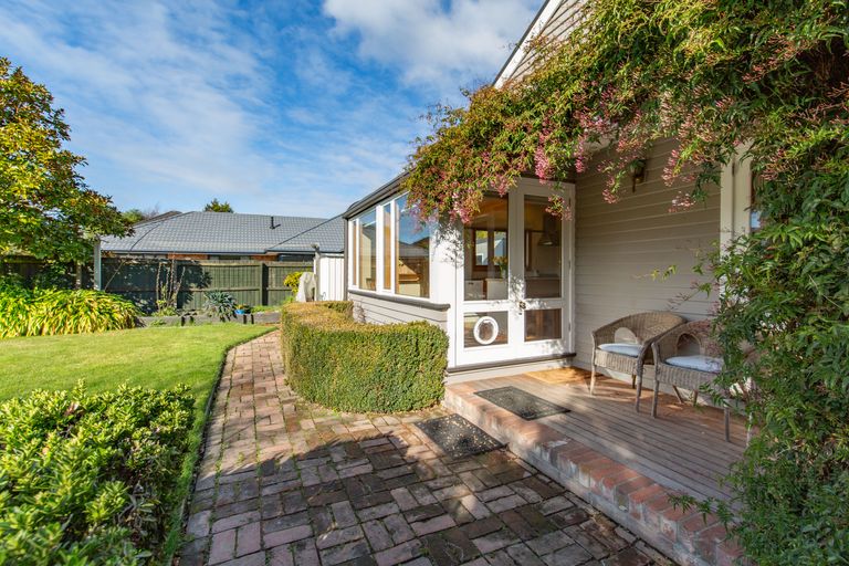 Photo of property in 130 Memorial Avenue, Burnside, Christchurch, 8053