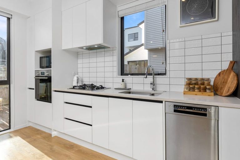 Photo of property in 4b Halberg Street, Glenfield, Auckland, 0629