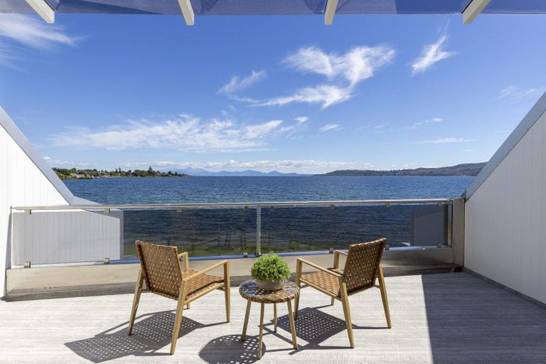 Photo of property in 2/227 Lake Terrace, Waipahihi, Taupo, 3330
