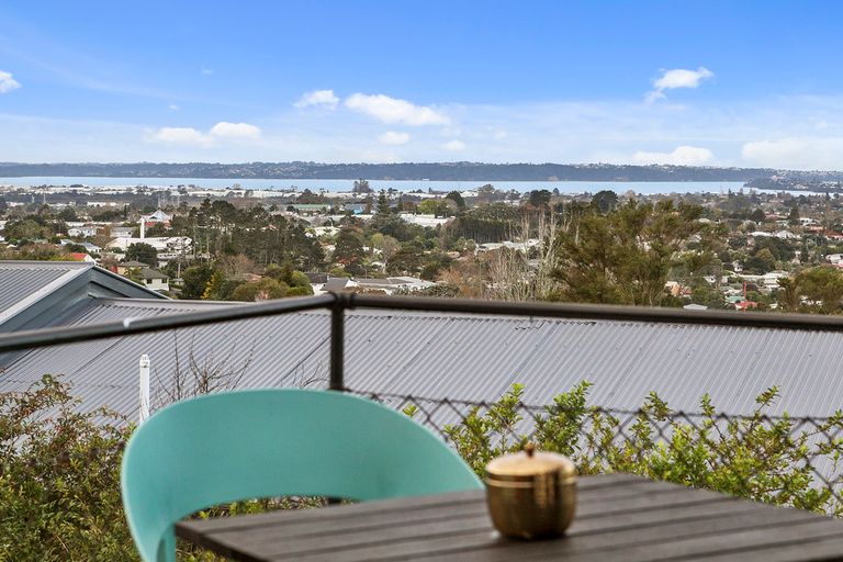 Photo of property in 8 Fairmount Road, Titirangi, Auckland, 0604