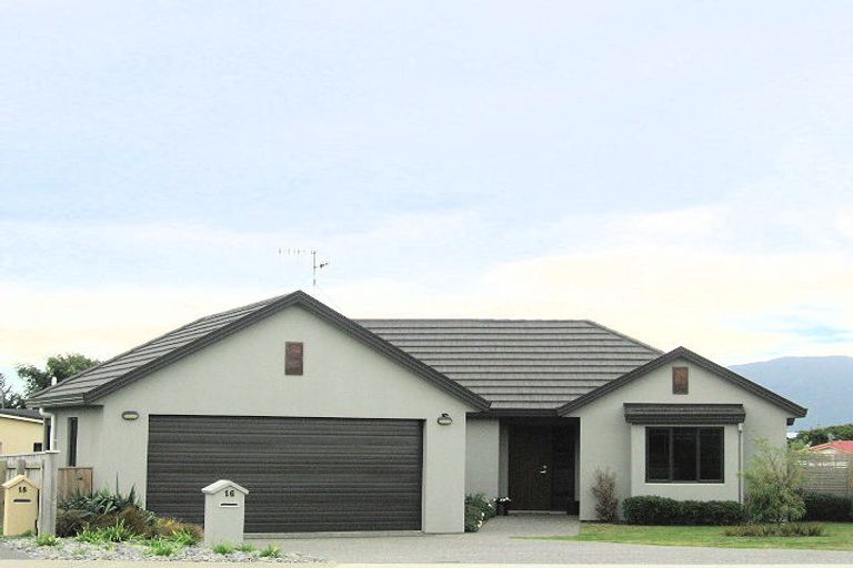 Photo of property in 16 Rifleman Lane, Paraparaumu Beach, Paraparaumu, 5032