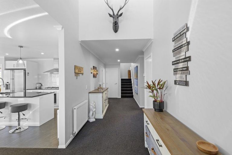 Photo of property in 32 Lanyon Place, Whitby, Porirua, 5024