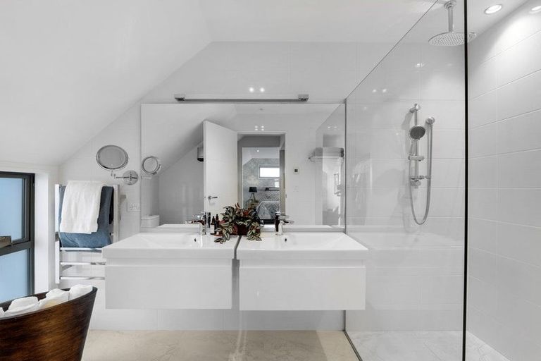 Photo of property in 10 Garreg Road, Fendalton, Christchurch, 8052