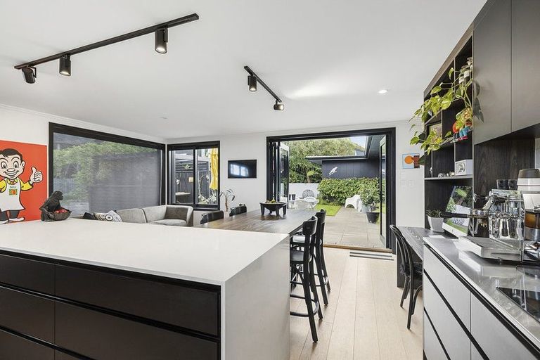 Photo of property in 14 Alexandra Road, Roseneath, Wellington, 6021