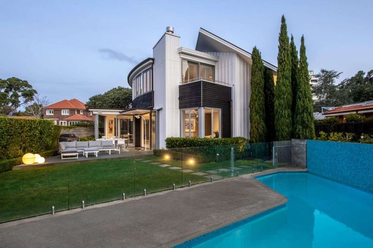 Photo of property in 33a Stanley Point Road, Stanley Point, Auckland, 0624