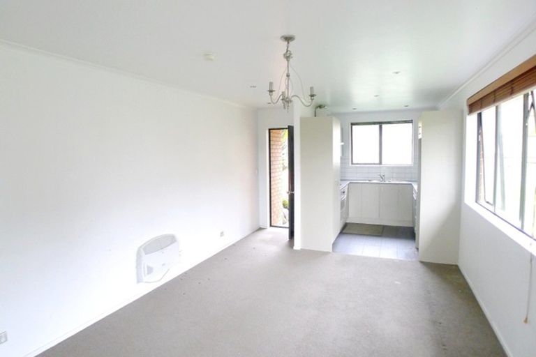 Photo of property in 9 Plumstead Rise, Glen Eden, Auckland, 0602