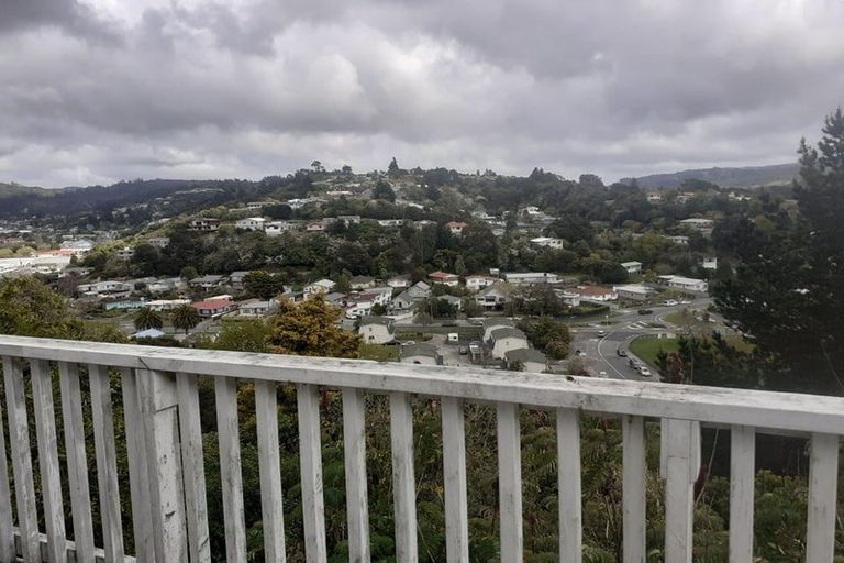 Photo of property in 32 Castle Crescent, Stokes Valley, Lower Hutt, 5019