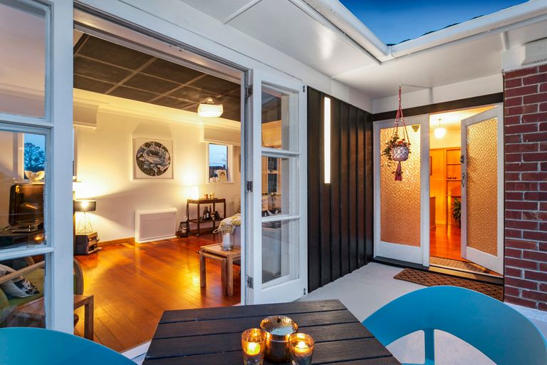 Photo of property in 8 Fairmount Road, Titirangi, Auckland, 0604