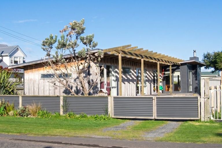 Photo of property in 6 Hohiria Street, Waikanae Beach, Waikanae, 5036