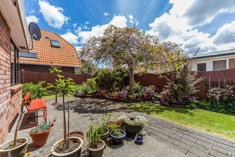 Photo of property in 1/10 Camden Place, Papatoetoe, Auckland, 2025