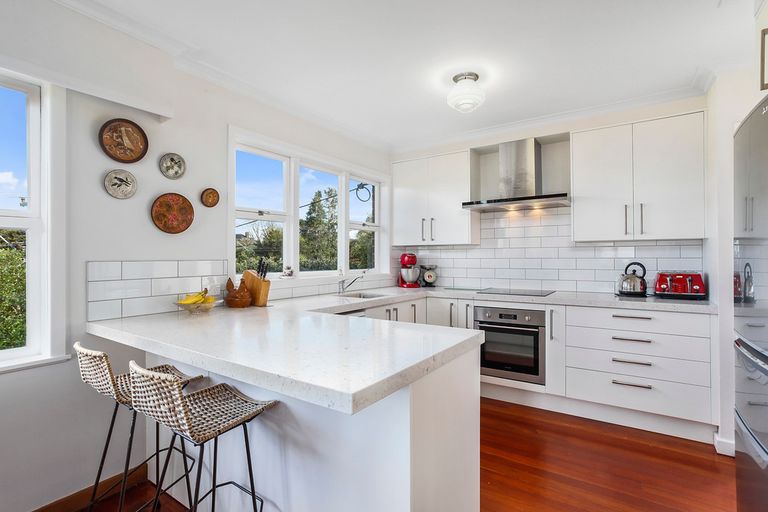 Photo of property in 8 Fairmount Road, Titirangi, Auckland, 0604