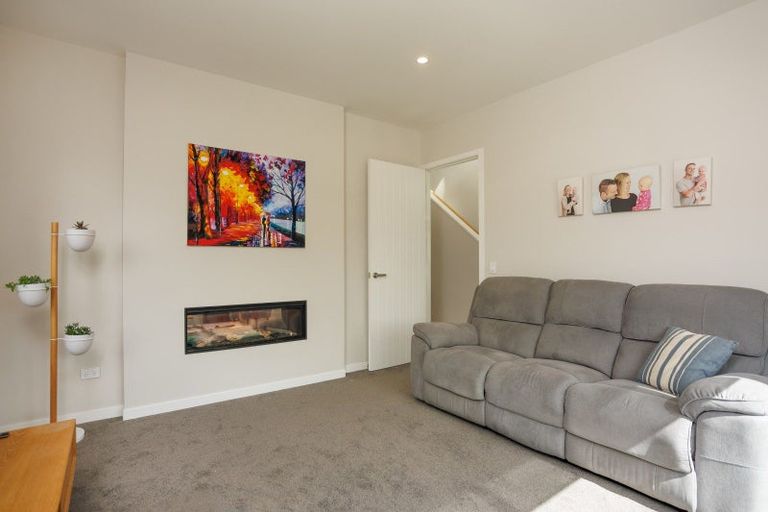 Photo of property in 31 Boeing Way, Newlands, Wellington, 6037