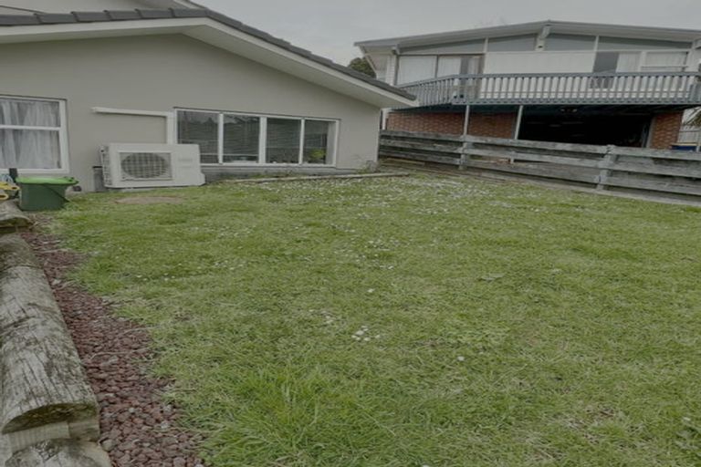 Photo of property in 19 Castleford Street, Green Bay, Auckland, 0604