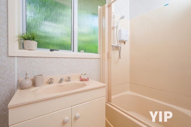 Photo of property in 8 Link Road, Newlands, Wellington, 6037