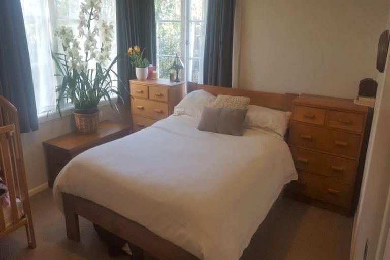 Photo of property in 1 Ward Crescent, Te Atatu Peninsula, Auckland, 0610