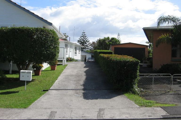 Photo of property in 5b Springbank Lane, Te Atatu Peninsula, Auckland, 0610