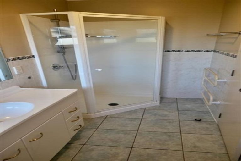 Photo of property in 11 Cognac Place, Henderson, Auckland, 0612