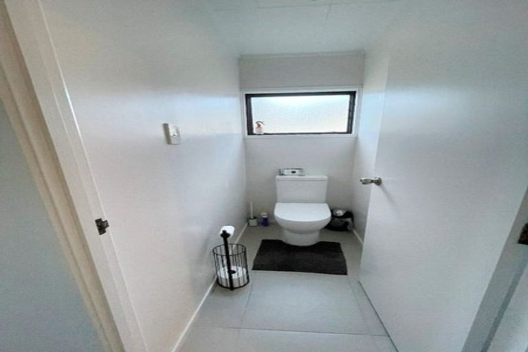 Photo of property in 2/1 Landsdale Place, Massey, Auckland, 0614