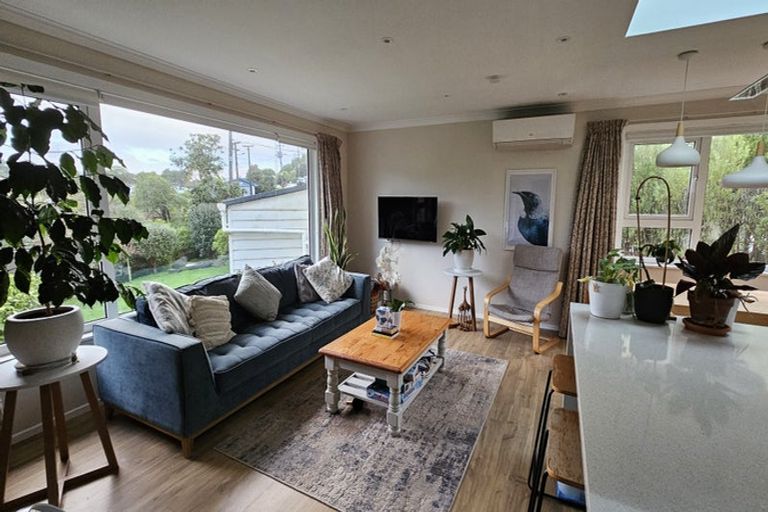 Photo of property in 28 Alwyn Place, Newlands, Wellington, 6037