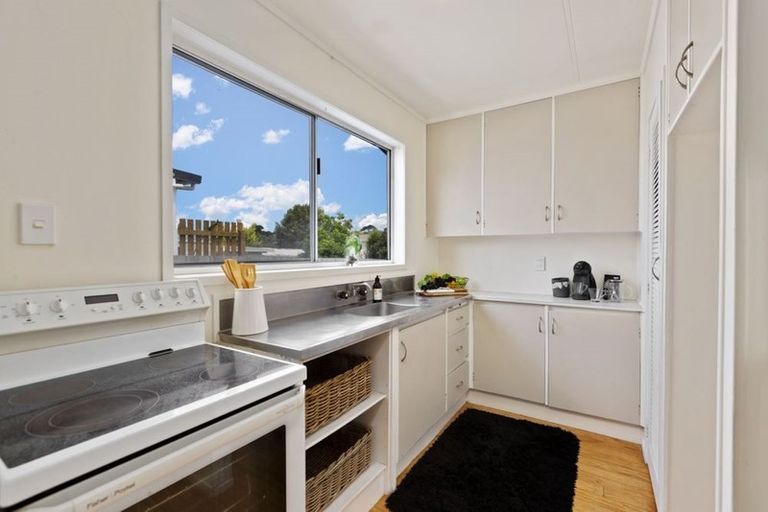 Photo of property in 9 Walton Street, Red Beach, 0932