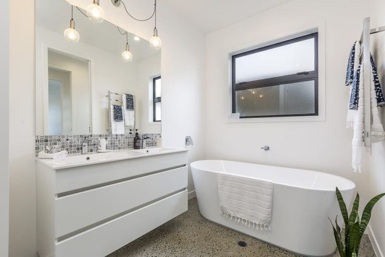 Photo of property in 44 Taikata Road, Te Atatu Peninsula, Auckland, 0610