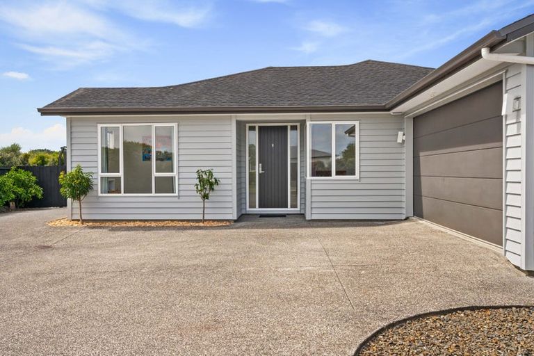 Photo of property in 1 Aporo Drive, Kumeu, 0810