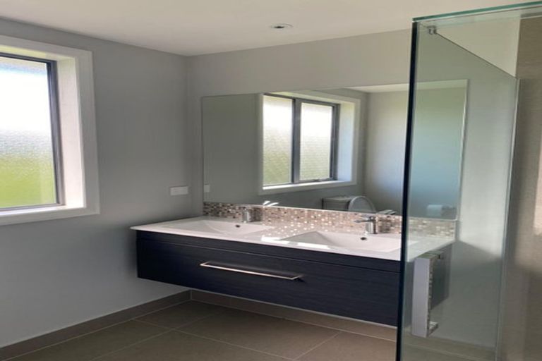 Photo of property in 3 Pae Moana Place, Stanmore Bay, Whangaparaoa, 0932