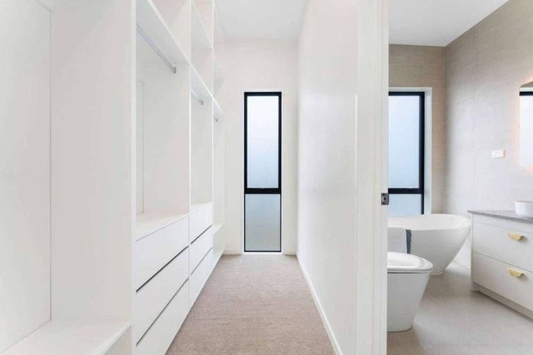 Photo of property in 16 Mcmenamin Place, Fairview Heights, Auckland, 0632