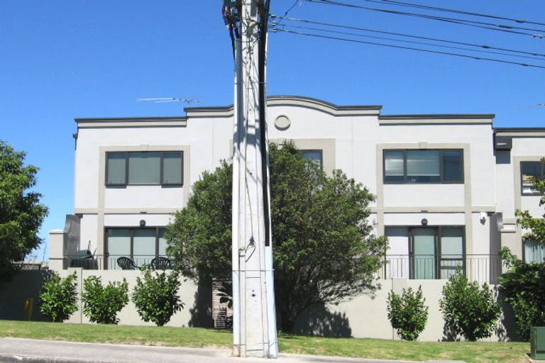 Photo of property in Harbour View Terraces, 9/170 Mokoia Road, Chatswood, Auckland, 0626