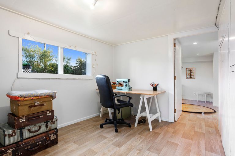 Photo of property in 8 Fairmount Road, Titirangi, Auckland, 0604