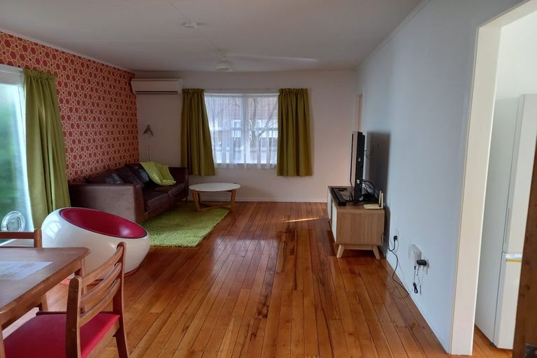 Photo of property in 15f1 Apu Crescent, Lyall Bay, Wellington, 6022