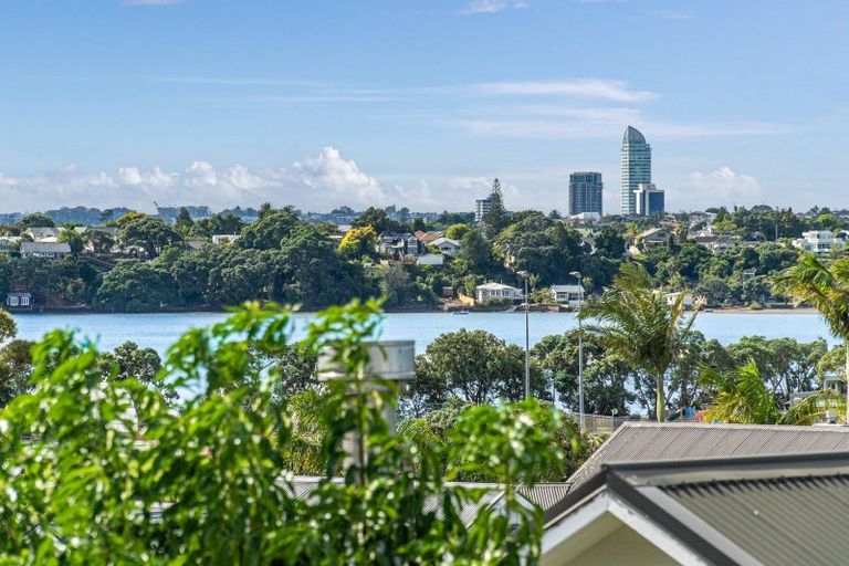 Photo of property in 1a Glen Road, Stanley Point, Auckland, 0624