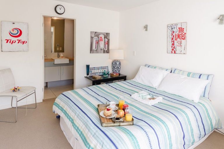 Photo of property in 19 Tiketike Way, Brooklyn, Wellington, 6021