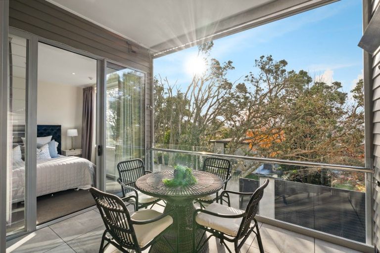 Photo of property in 6/585g Beach Road, Rothesay Bay, Auckland, 0630