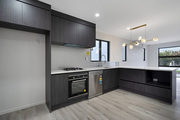 Photo of property in 3/13 Sarona Avenue, Glen Eden, Auckland, 0602