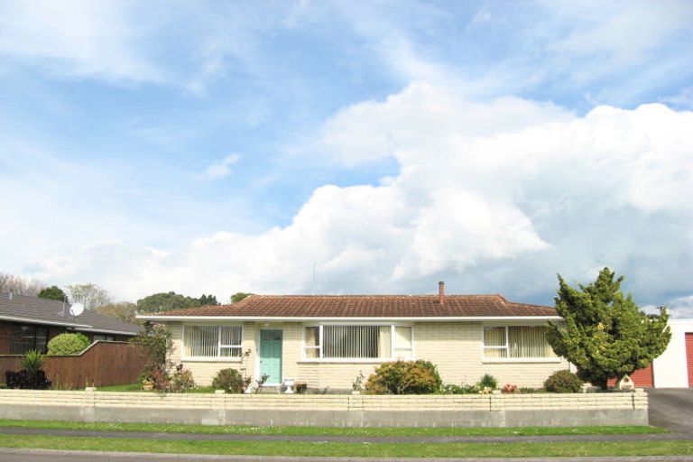 Photo of property in 2 Boulevard Drive, Merrilands, New Plymouth, 4312