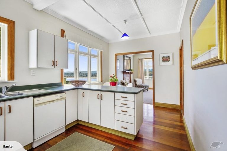 Photo of property in 49 Hungerford Road, Lyall Bay, Wellington, 6022