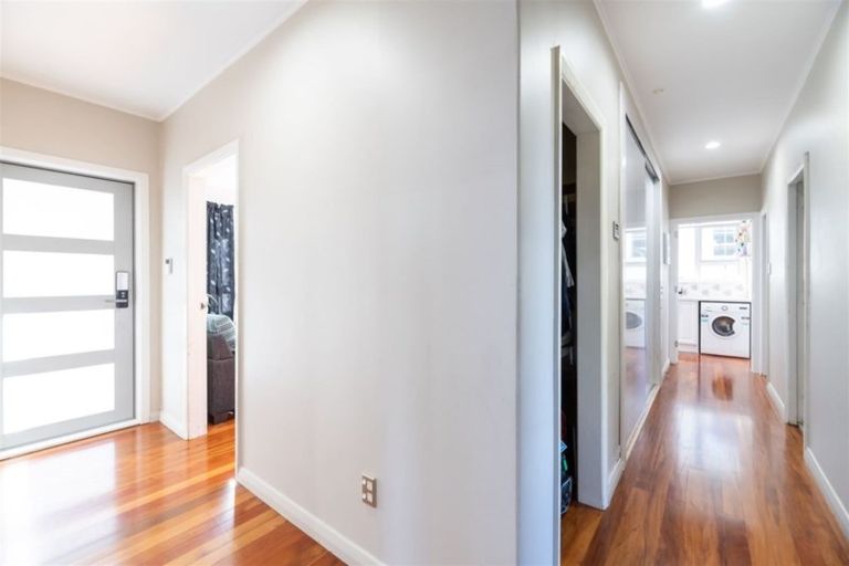 Photo of property in 8a Gloria Avenue, Te Atatu Peninsula, Auckland, 0610