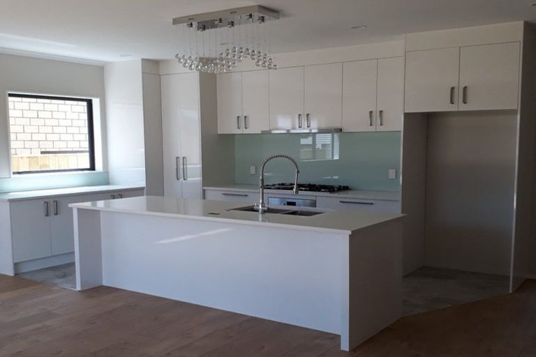 Photo of property in 13 Casheltown Way, Flat Bush, Auckland, 2019