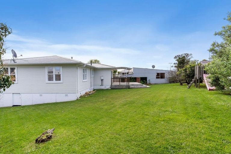 Photo of property in 13 Sheehan Road, Te Atatu South, Auckland, 0610