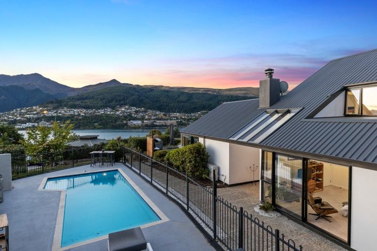 Photo of property in 8 Elizabeth Place, Kelvin Heights, Queenstown, 9300
