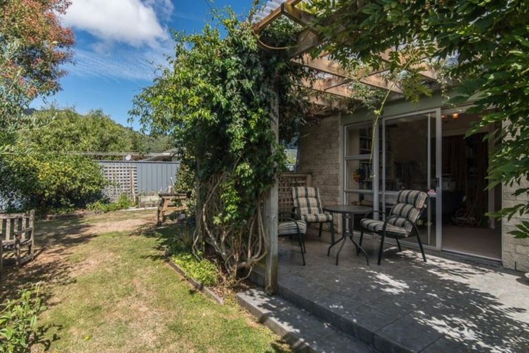 Photo of property in 52 Rewarewa Crescent, Waikanae, 5036