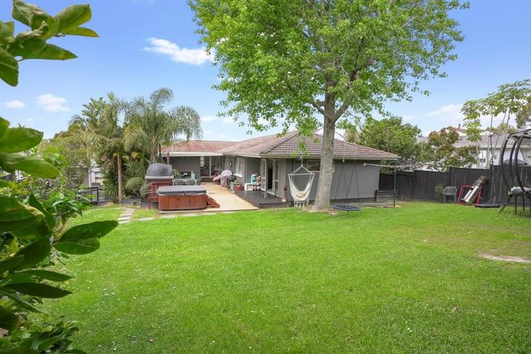 Photo of property in 16 Regal Place, Forrest Hill, Auckland, 0620