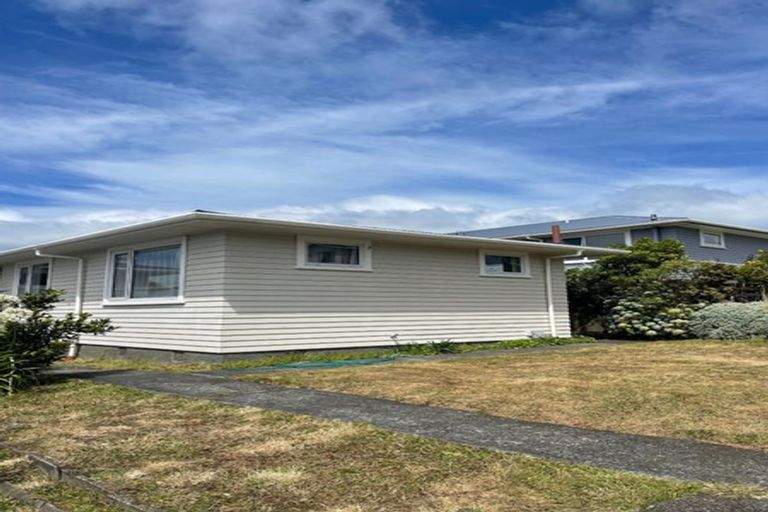 Photo of property in 12 Fitzpatrick Street, Newlands, Wellington, 6037