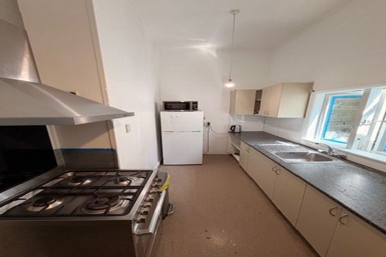 Photo of property in 60 Kelburn Parade, Kelburn, Wellington, 6012