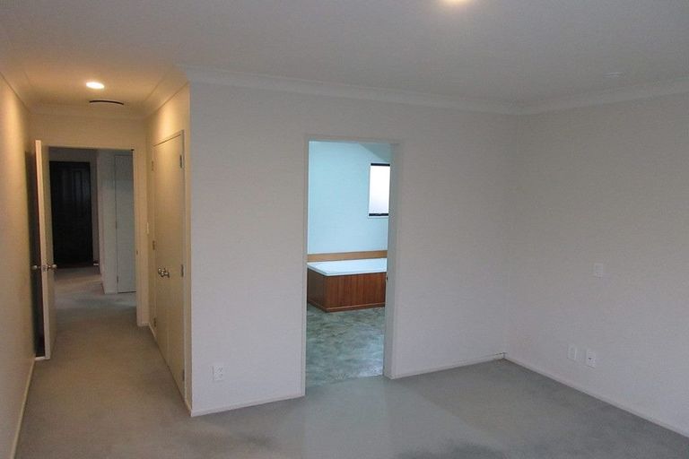 Photo of property in 15u6 Glanmire Road, Newlands, Wellington, 6037