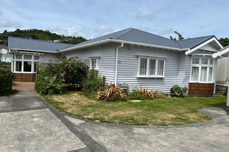 Photo of property in 297 The Parade, Island Bay, Wellington, 6023