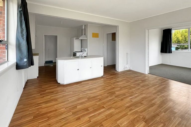 Photo of property in 43a Savoy Road, Glen Eden, Auckland, 0602