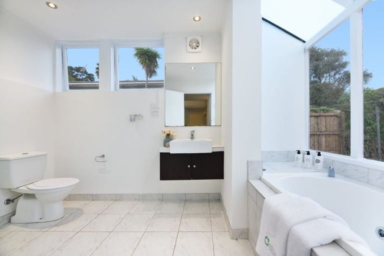 Photo of property in 6 Finn Place, Totara Vale, Auckland, 0629