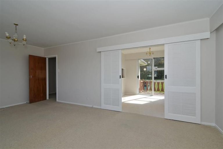 Photo of property in 25 Somes Crescent, Newlands, Wellington, 6037